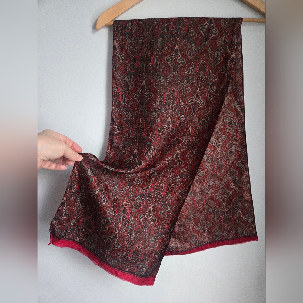 CLUB 7 ECHO Paisley Silk Scarf
